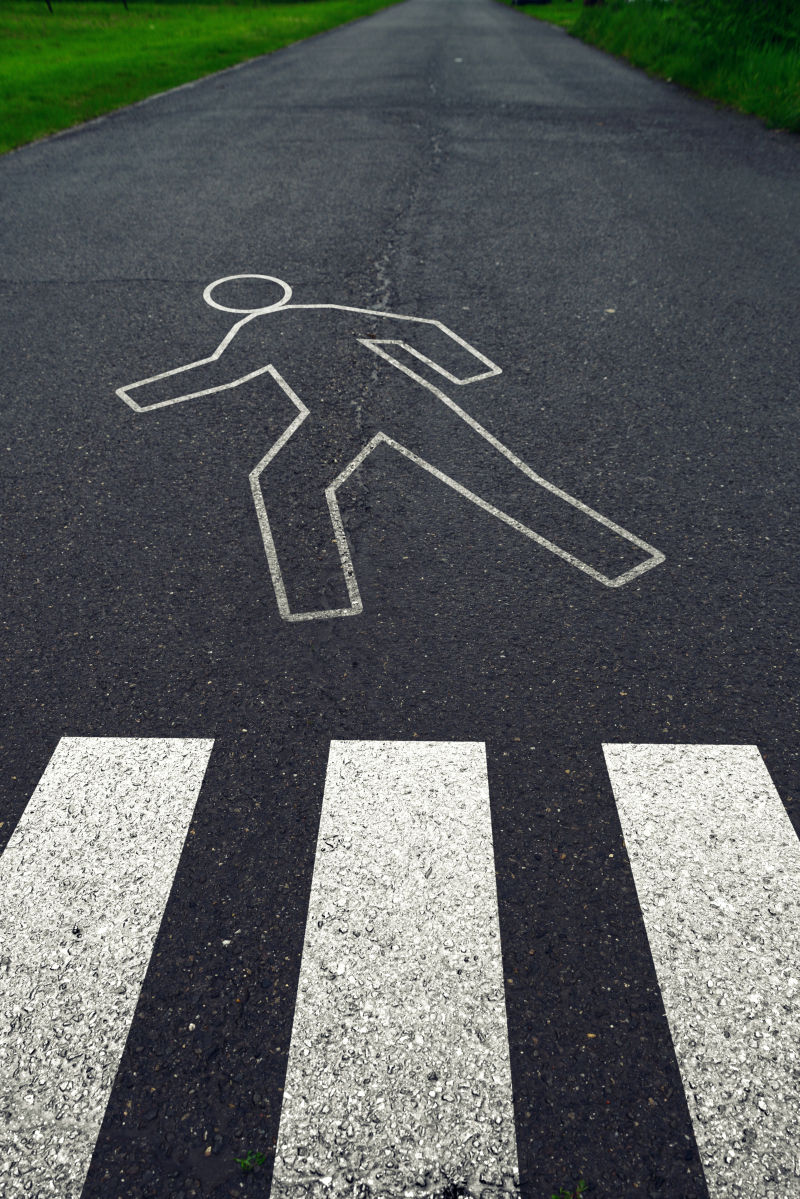 公路上的路人斑马线