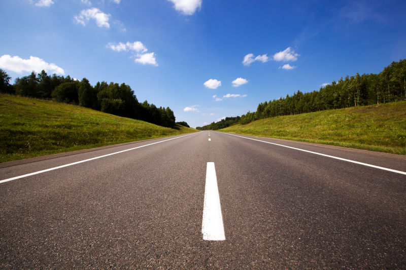 草坪旁边的公路