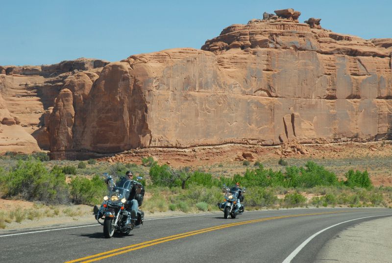 公路上开着机车的男人
