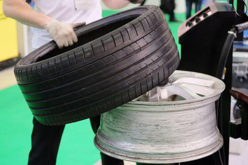 安装修理汽车车轮