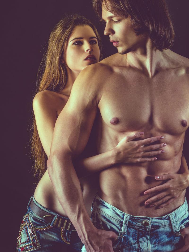 恋爱中的美丽年轻夫妇