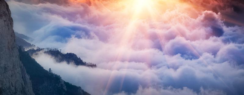 云山雾海中的日出