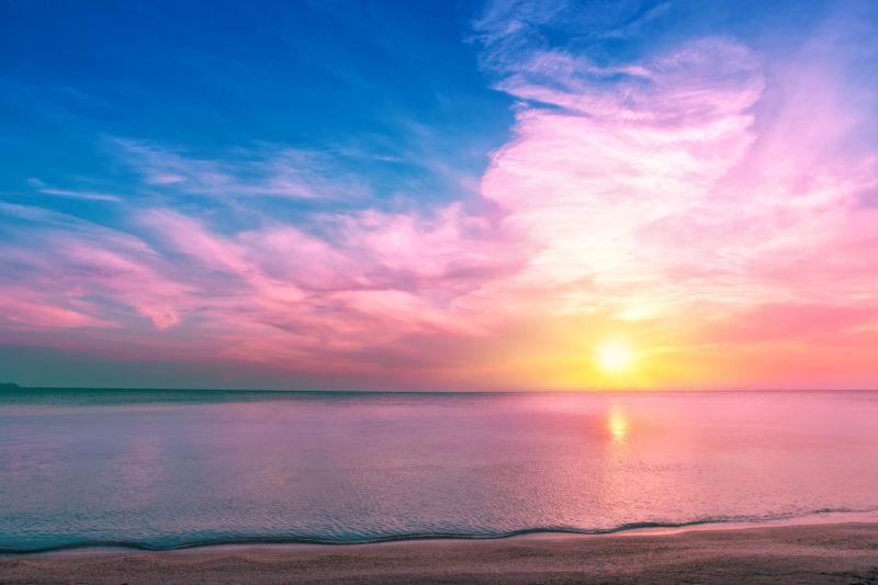 海面上美丽的日出景观