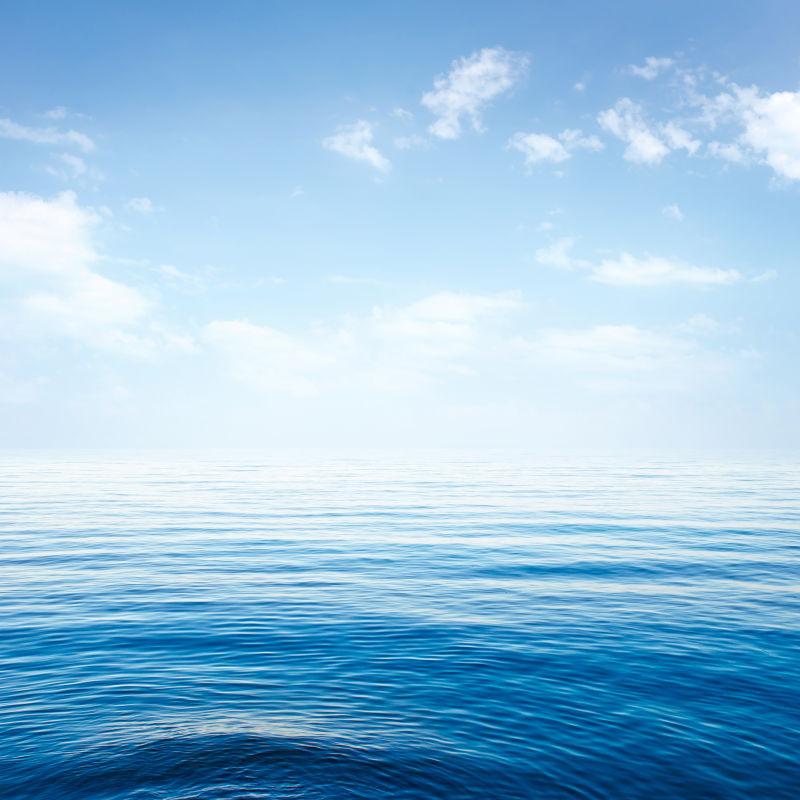 蓝色大海上的天空白云