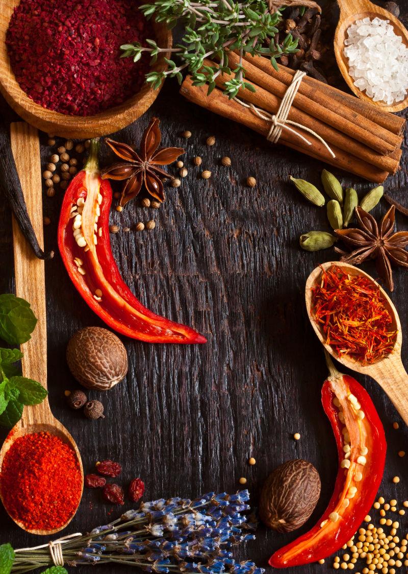 木制背景上的调味品辣椒