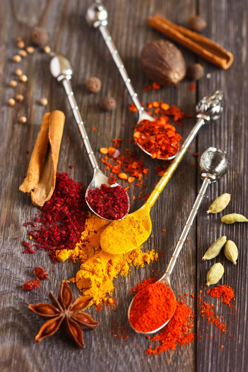 木制背景上的调料辣椒粉