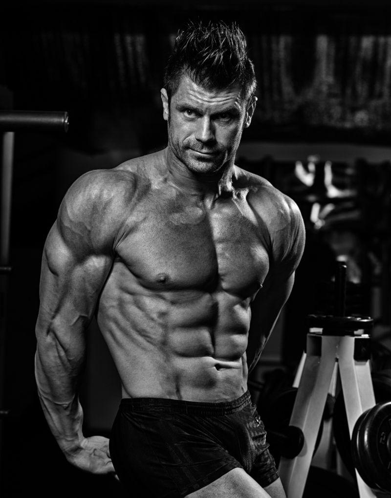 健身男子完美的身材