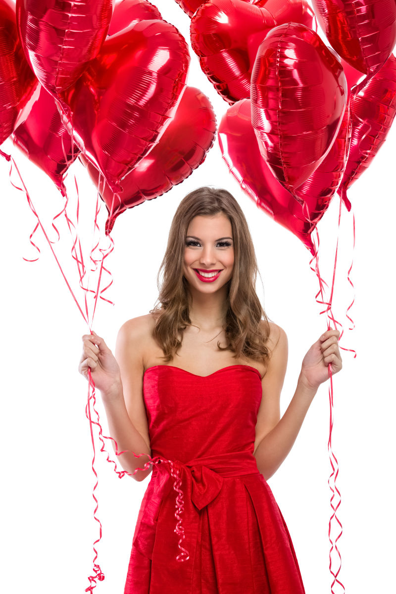 手拿心形气球的漂亮女人