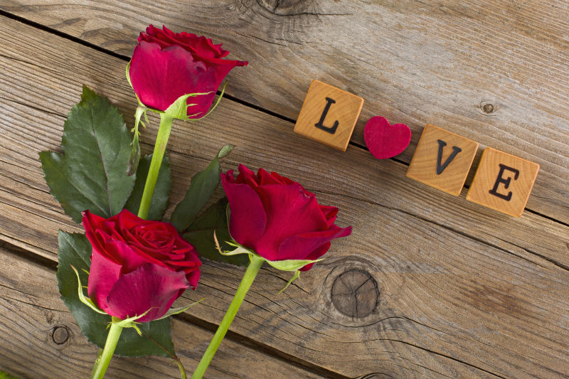 情人节爱情的概念图片-木板上的玫瑰花和爱的木块背景素材-高清图片-摄影照片-寻图免费打包下载