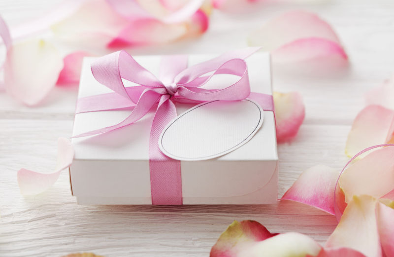 花瓣装饰的礼品盒和空白礼品标签