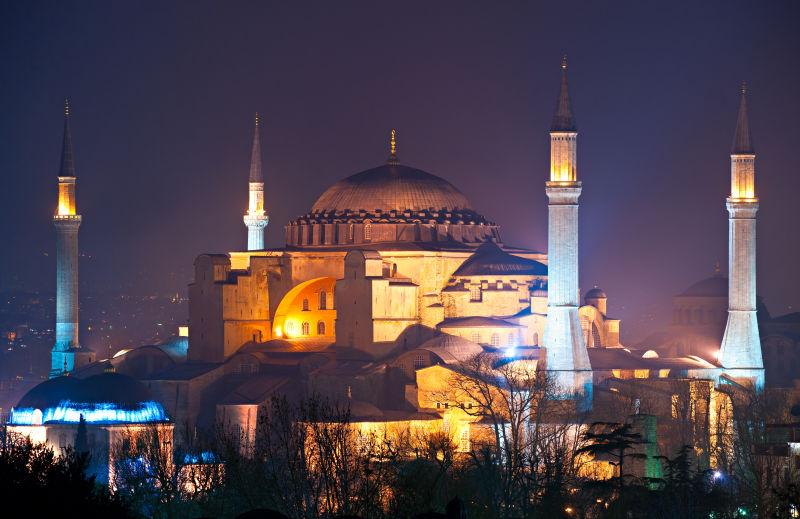土耳其伊斯坦布尔夜晚的奥塔科伊清真寺和博斯普鲁斯桥