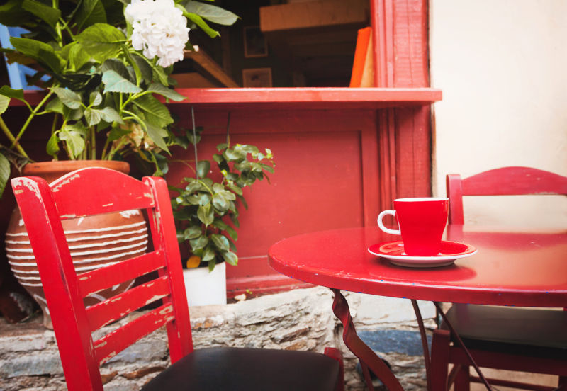 桌面上的红色咖啡杯