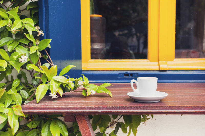 简易桌上的咖啡杯