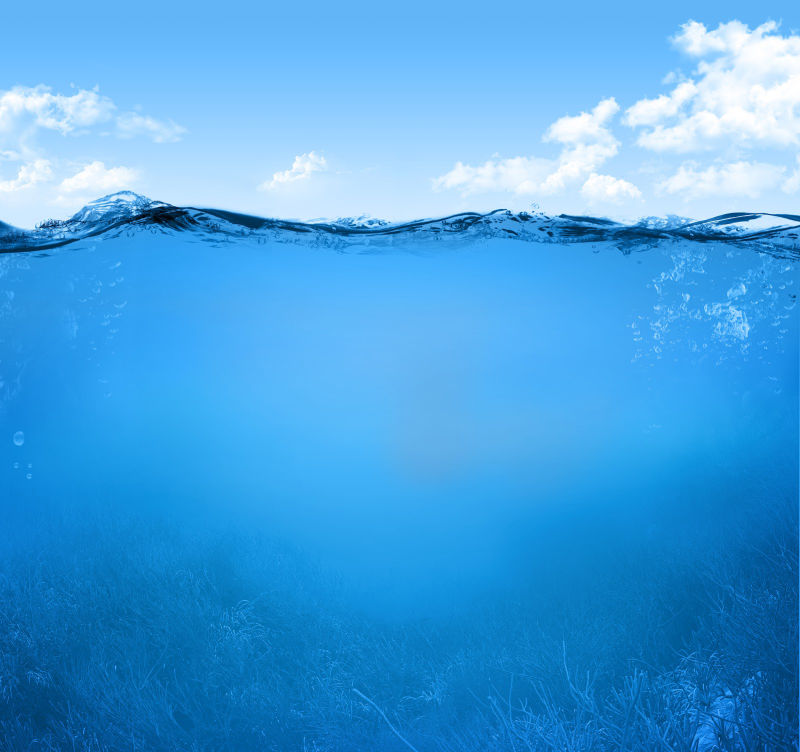 蓝天下的蓝色的水