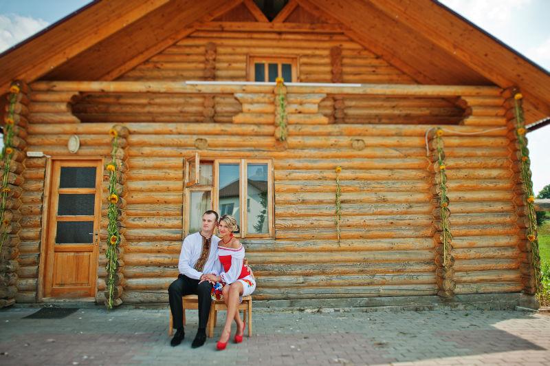 坐在小木屋外的新婚夫妇