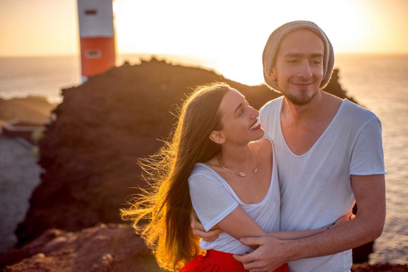 享受暑假沙滩度假的情侣