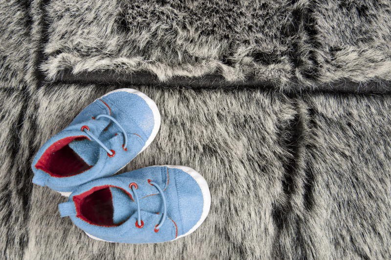 地面上的蓝色婴儿鞋