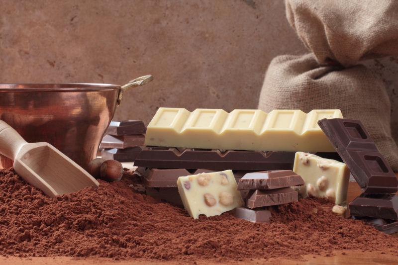 桌子上的巧克力和可可粉