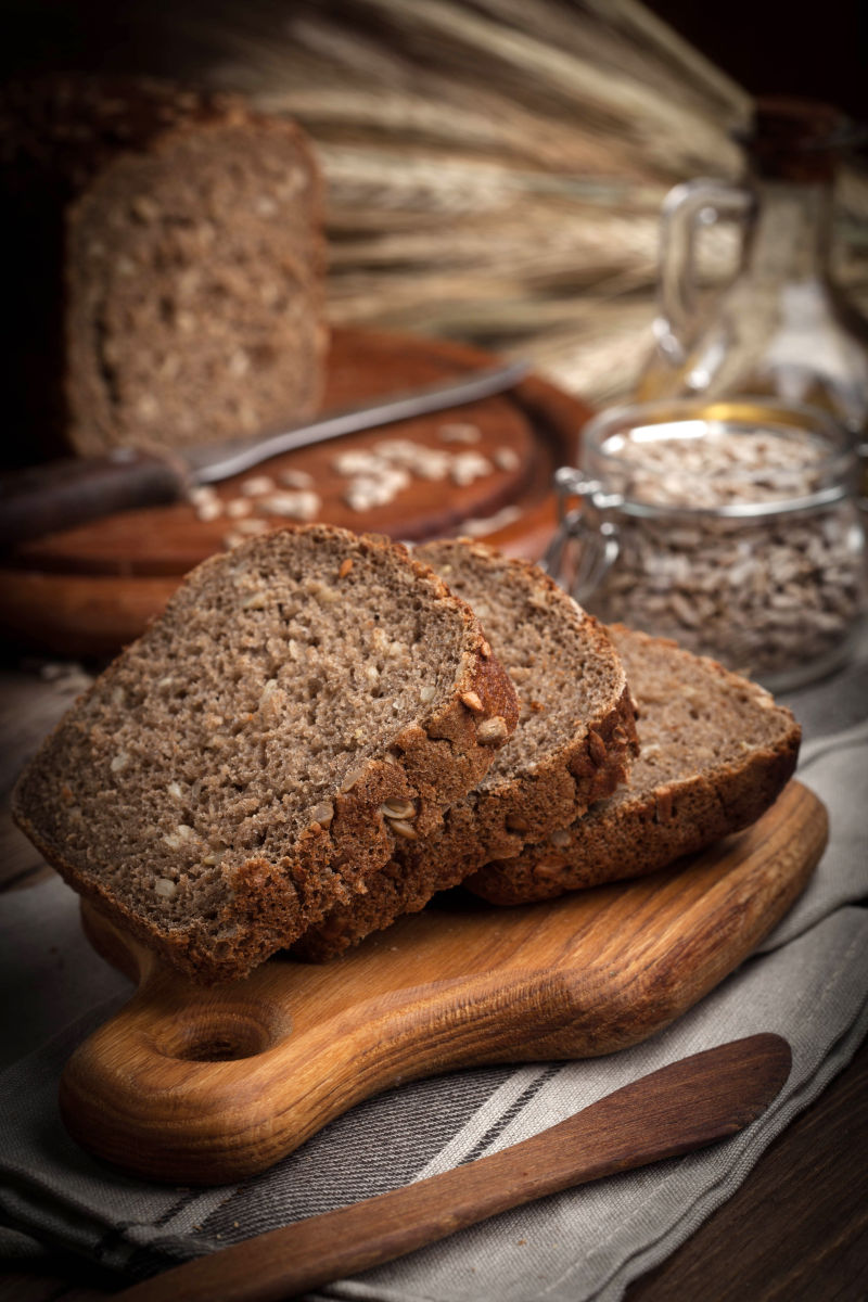 木板上的面包片