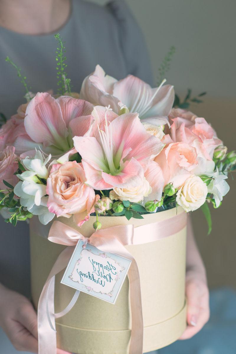 漂亮女孩抱着一盒花束