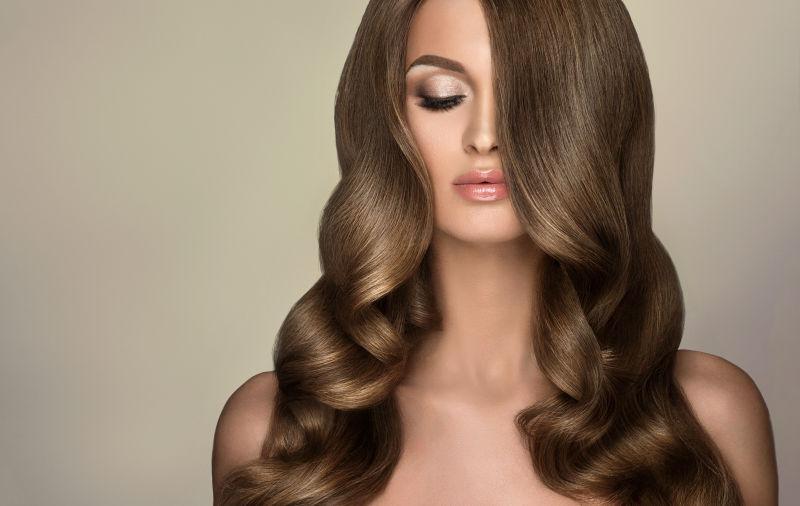 美丽的长波浪卷发的模特女孩