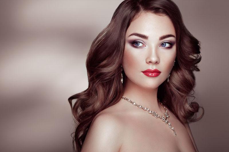 长着又长又亮的黑色卷发的美丽的女人