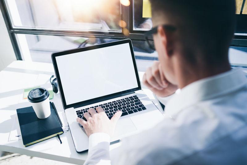 使用笔记本的衬衫男