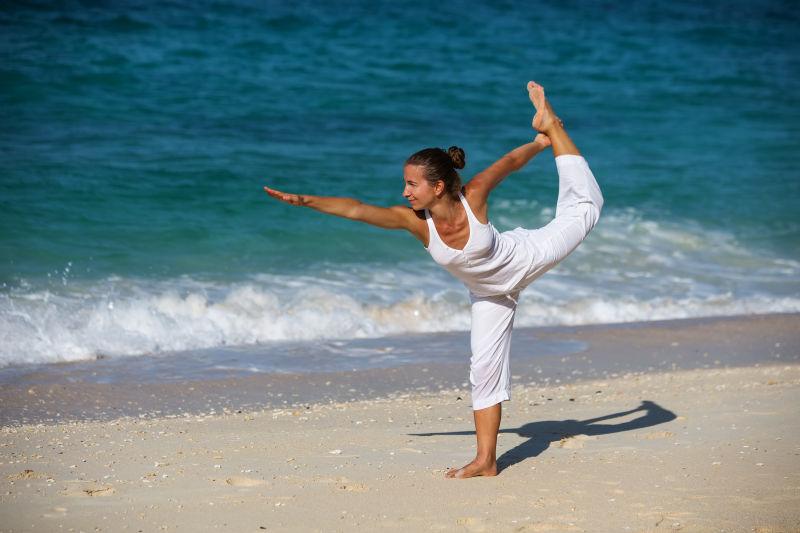 女人在沙滩上练瑜伽