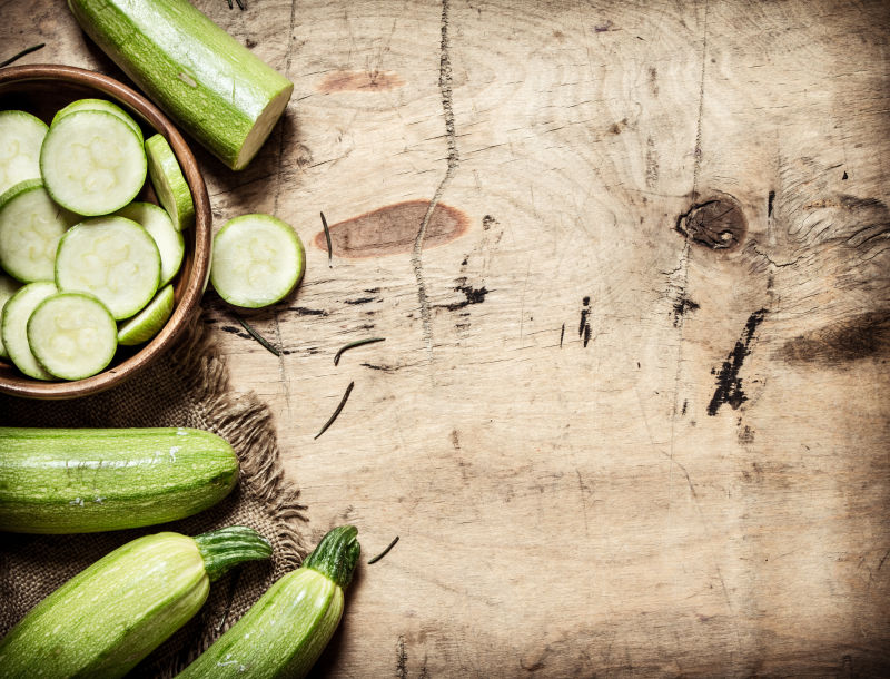 木桌上的黄瓜片