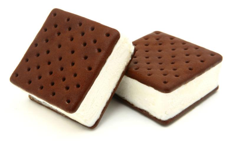 白色夹层冰淇淋三明治