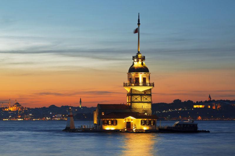 黄昏下美丽的少女塔