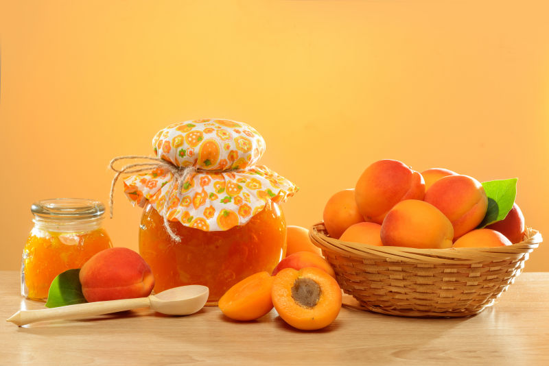 桌面上的甜杏和甜杏果酱