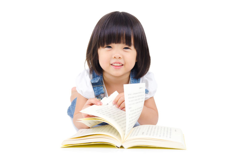 躺在地上看书的小女孩