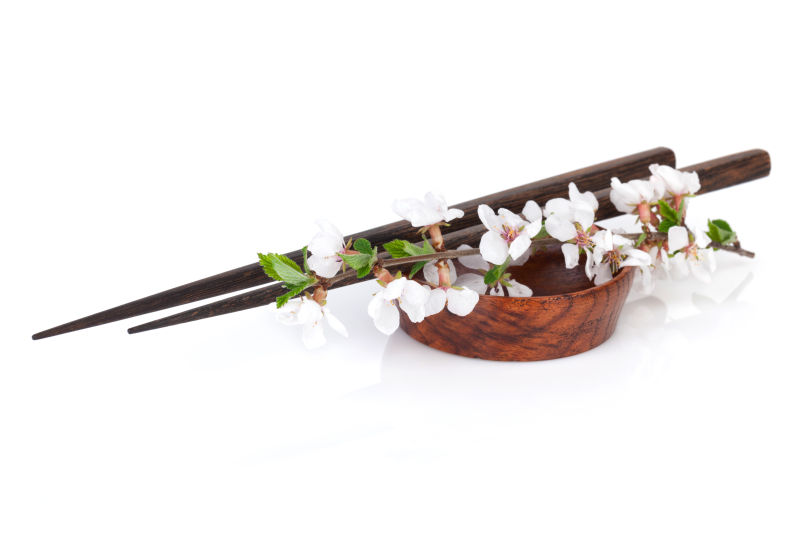 白色桌面上的碗筷