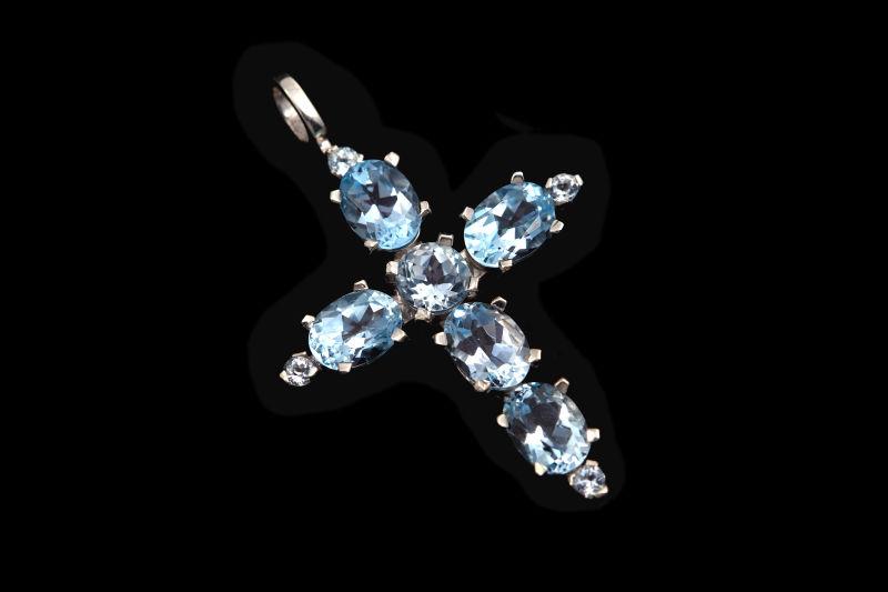 黑色背景下的珠宝与蓝色黄玉相交