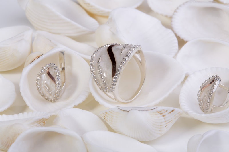 珍珠贝壳和珍珠戒指