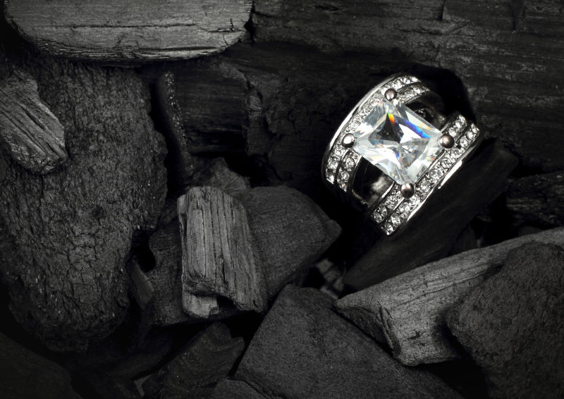 灰色背景下的闪闪发光的钻石戒指