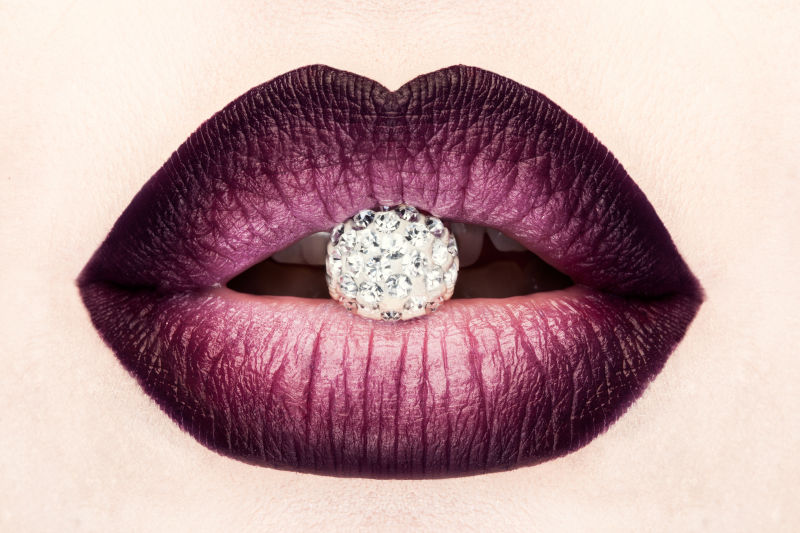 美女的嘴唇和钻石