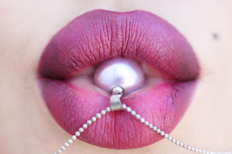 嘴唇和珍珠项链