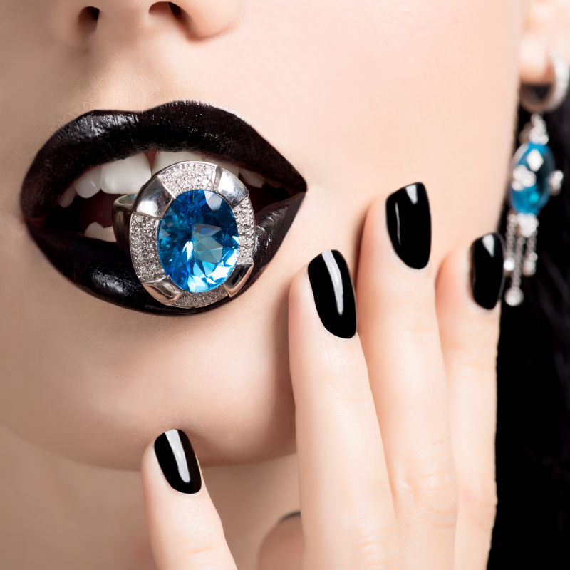 妖艳的女人和蓝宝石戒指