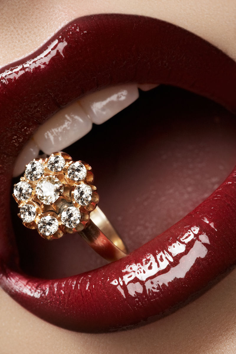 嘴唇和钻石戒指