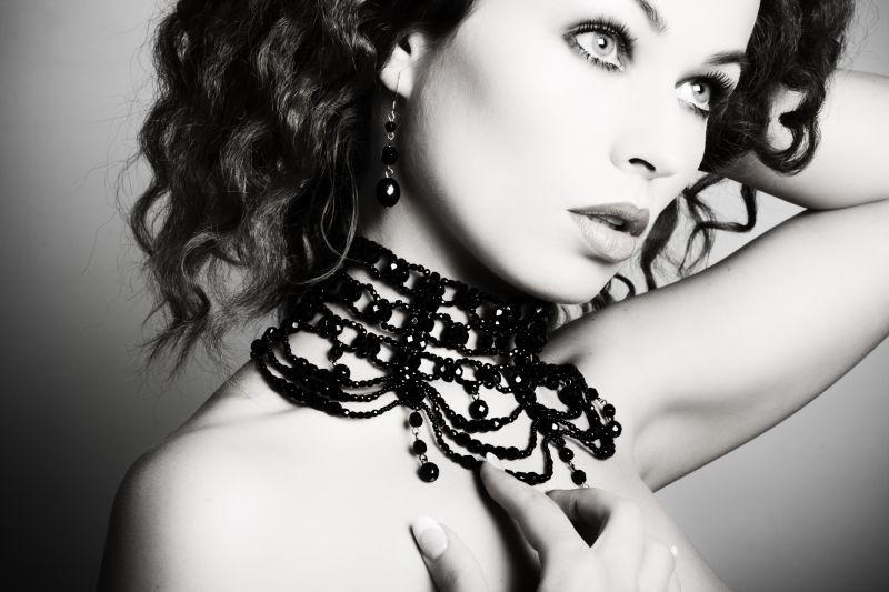 戴项链的美丽的女人