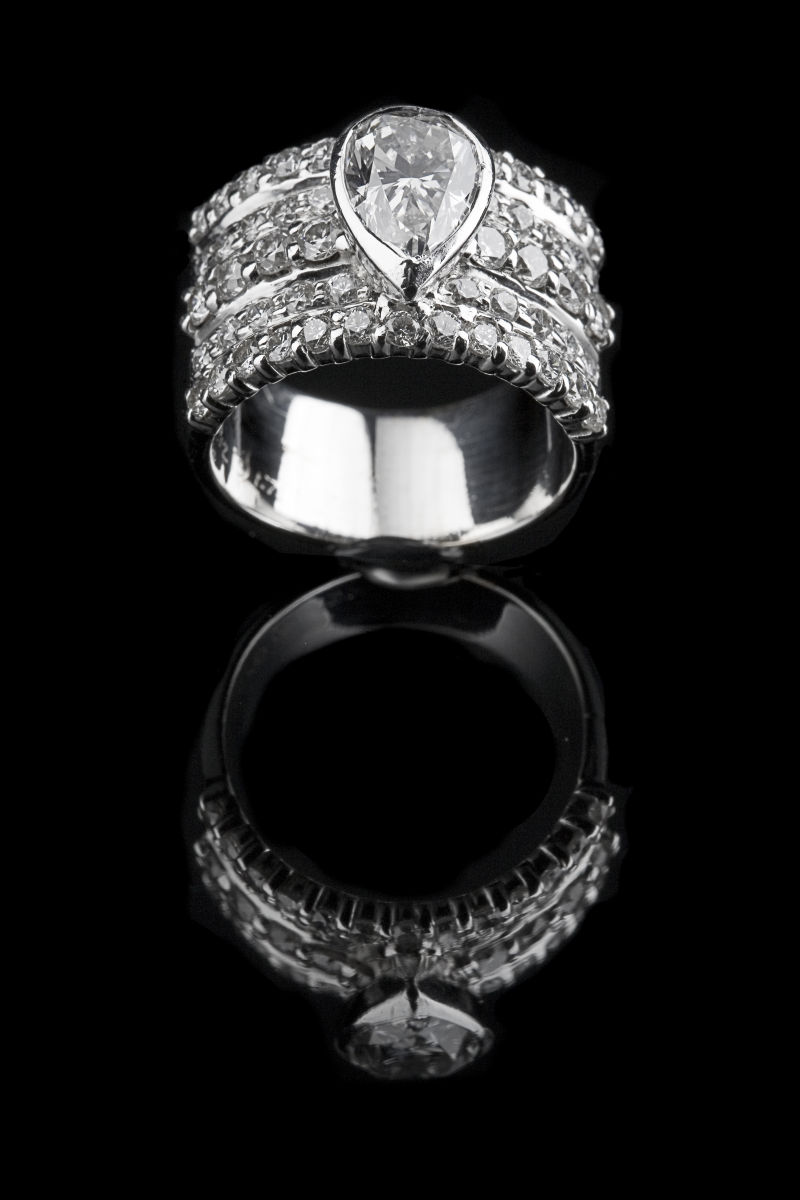 黑色背景下的豪华钻石戒指