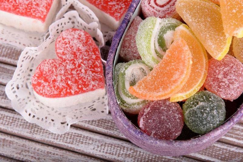 桌子上的什锦水果糖