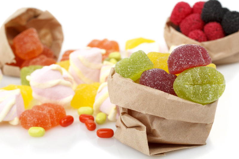 白色桌面上不同口味的水果软件