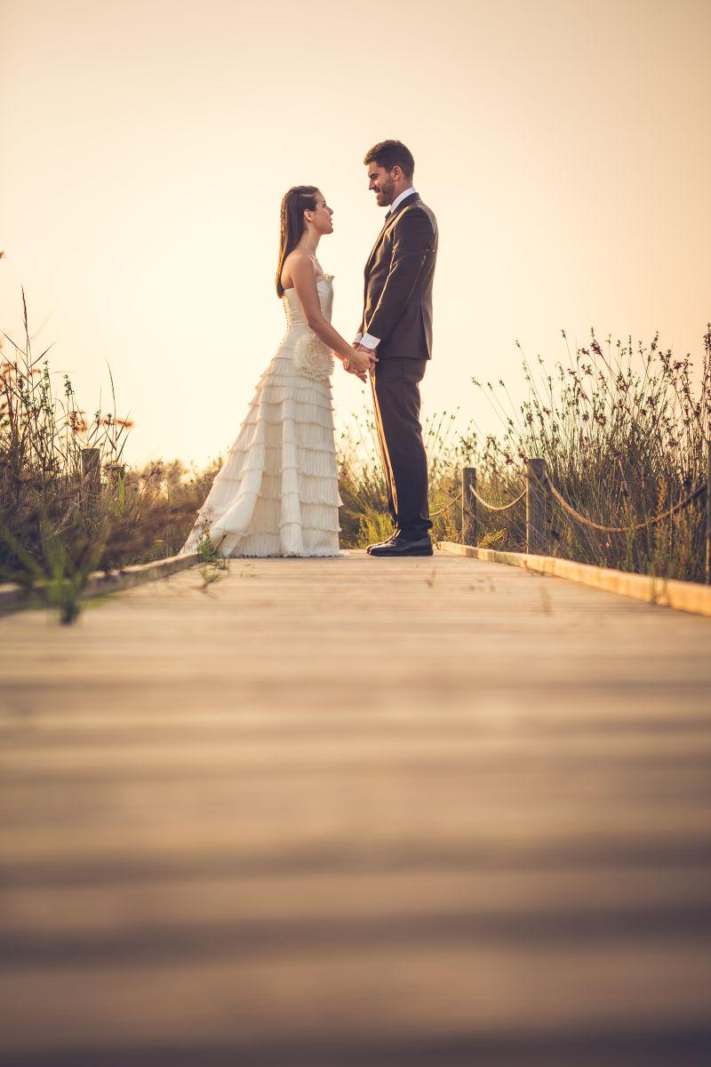 夕阳西下互相对视的情侣