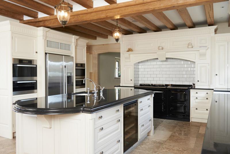 豪华配置厨房与天花板