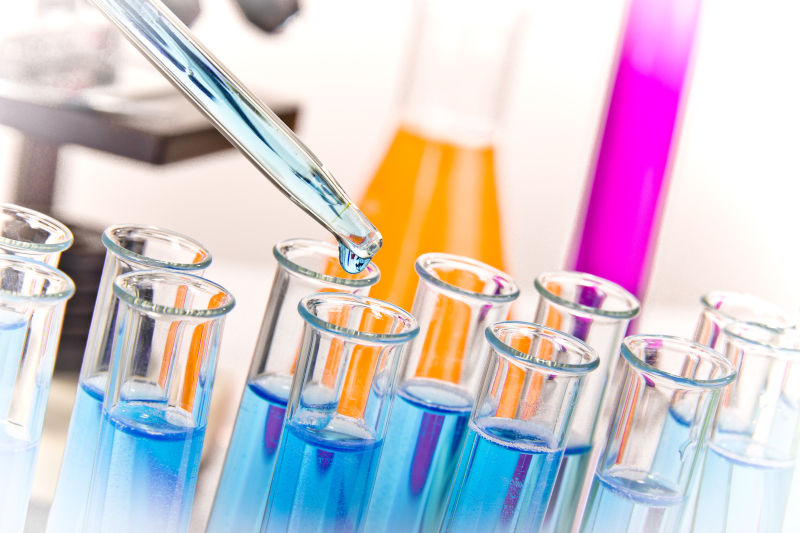 滴管正在往试管里滴蓝色液体