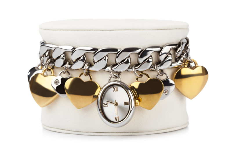 白色背景下的豪华女士手表