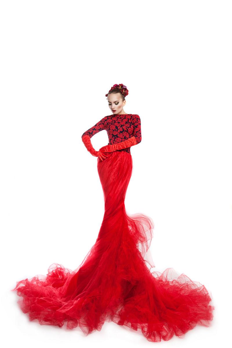 穿着红色长裙的女人